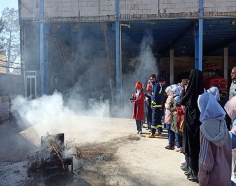 حضور دانش آموزان پایه سوم و پایه پنجم در اداره آتش نشانی کاشمر