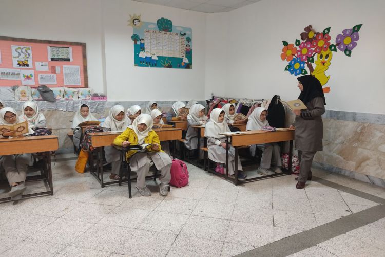 برگزاری جلسه قرآن قبل از شروع کلاس ها و توضیح یک آیه توسط آموزگار